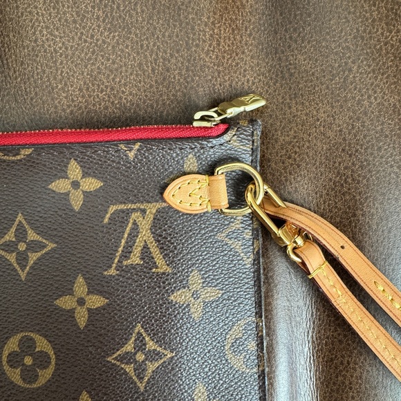 Louis Vuitton Monogram Pochette MM - Picture 4 of 8